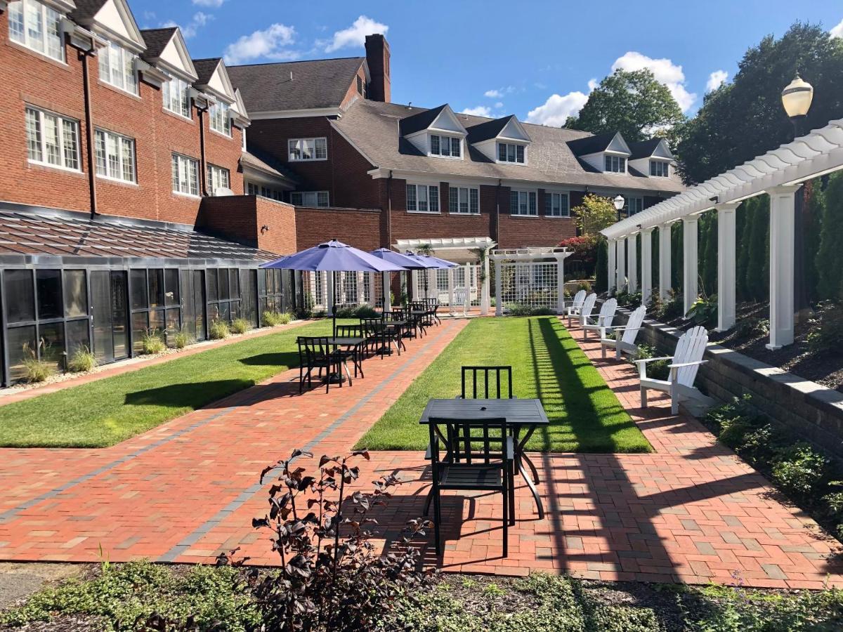 The Simsbury Inn Экстерьер фото