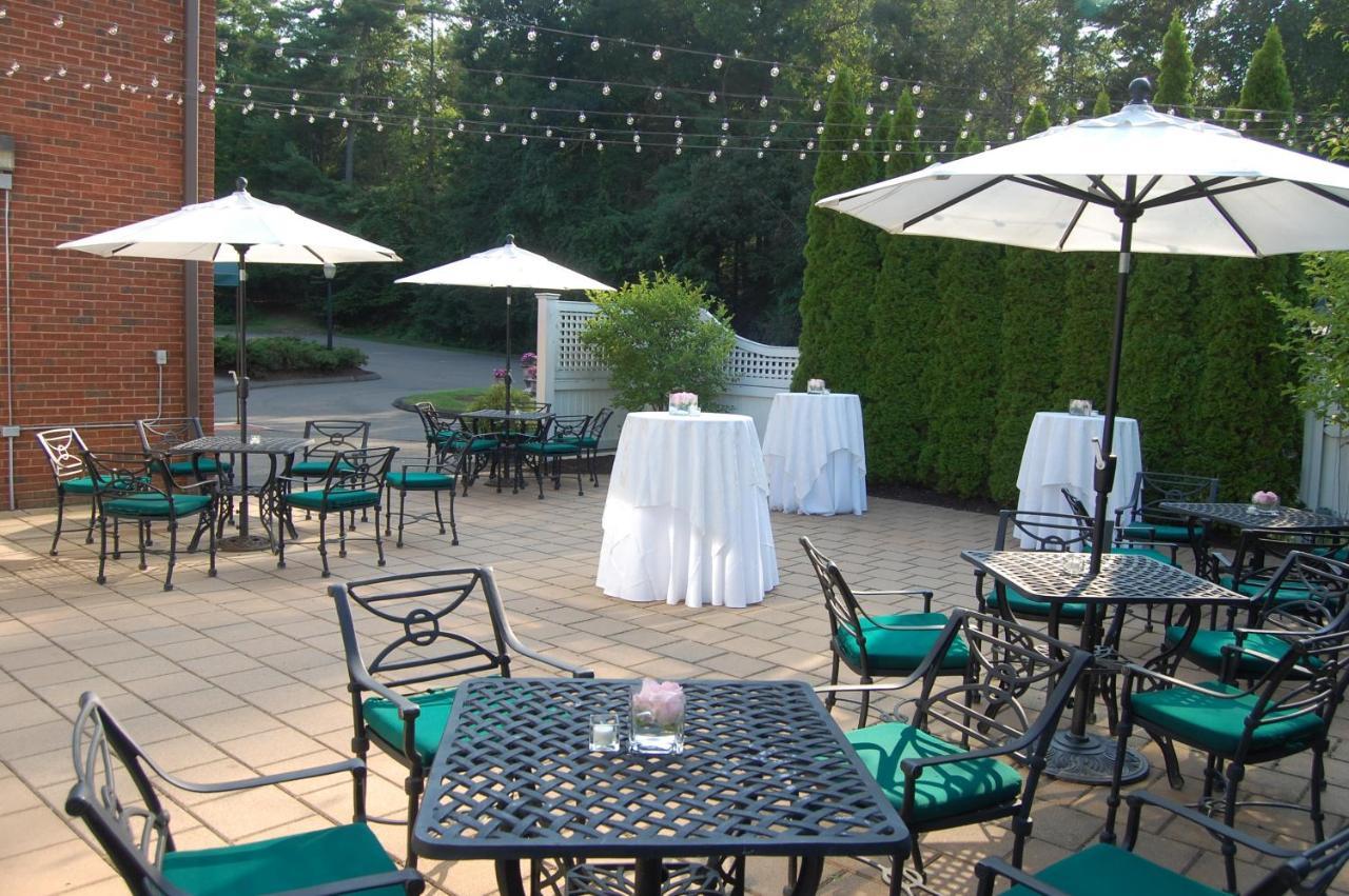 The Simsbury Inn Экстерьер фото