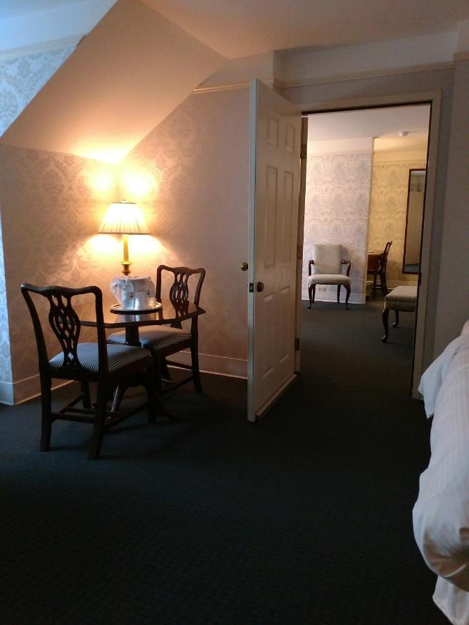 The Simsbury Inn Экстерьер фото