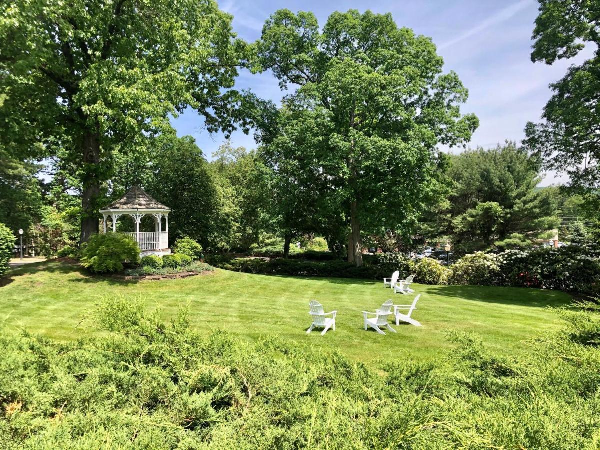 The Simsbury Inn Экстерьер фото