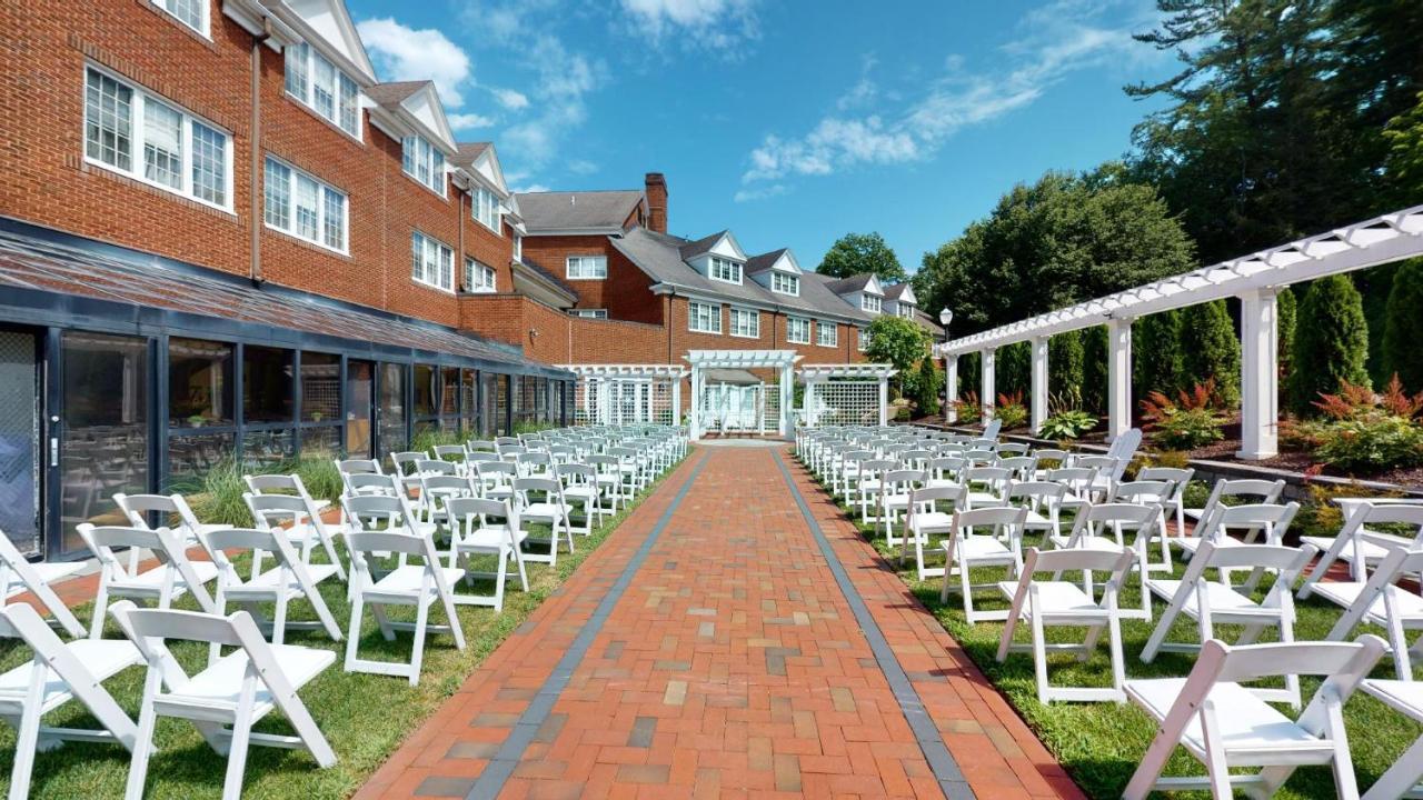 The Simsbury Inn Экстерьер фото