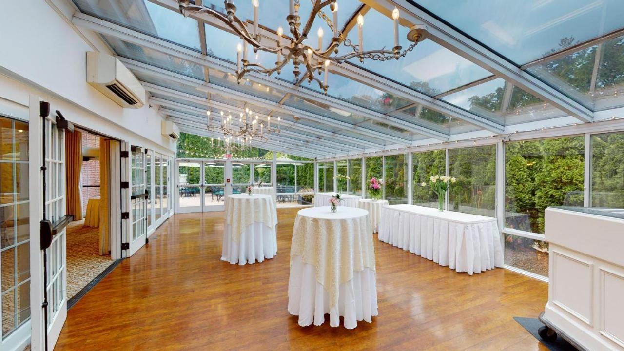 The Simsbury Inn Экстерьер фото