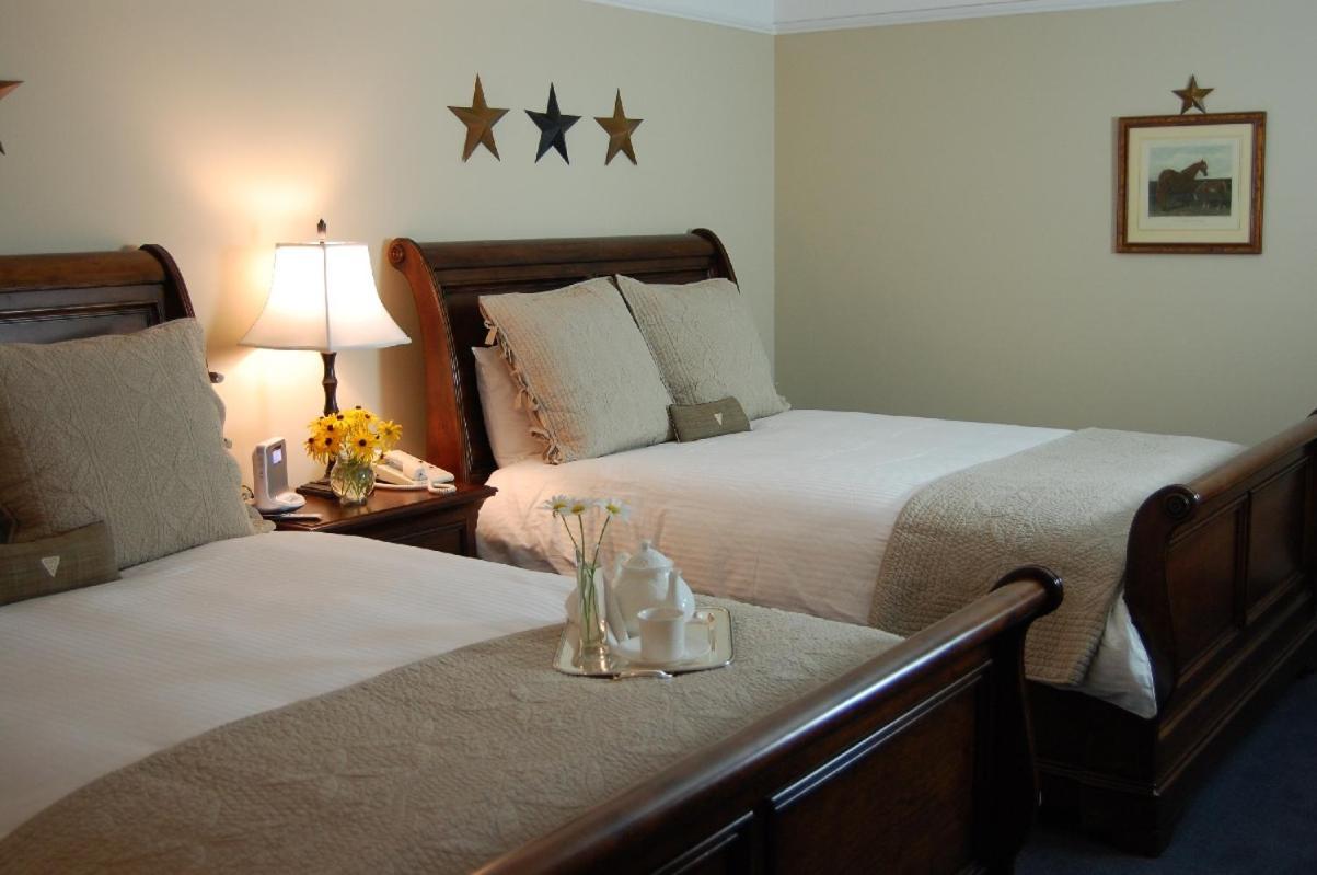 The Simsbury Inn Экстерьер фото